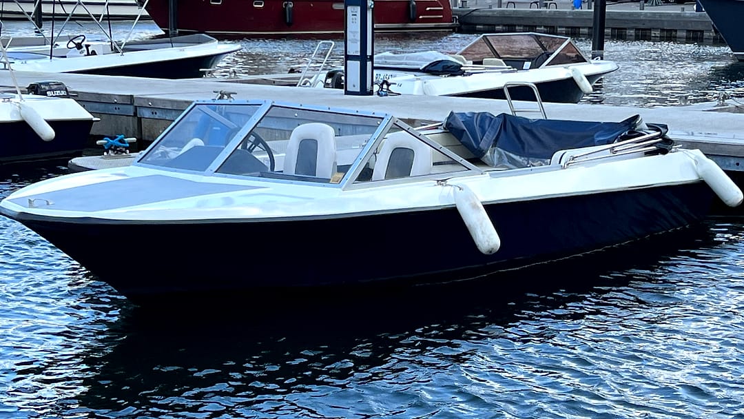 Sportboot mit Windschutzscheibe und zwei Einzelsitzen am Steg im Stadthafen Waren.